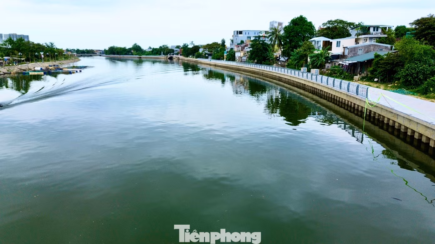 Đại diện BQLDA cho biết, nhiều gói thầu của dự án hiện đã được bố trí vốn. Riêng công trình đường đi bộ và kè sông Như Ý, giá trị còn lại để hoàn thành là 25,85 tỷ đồng. Đơn vị phối hợp với nhà thầu, cơ quan chức năng gấp rút triển khai thực hiện các hạng mục còn dang dở để hoàn thành dự án vào cuối năm 2025.