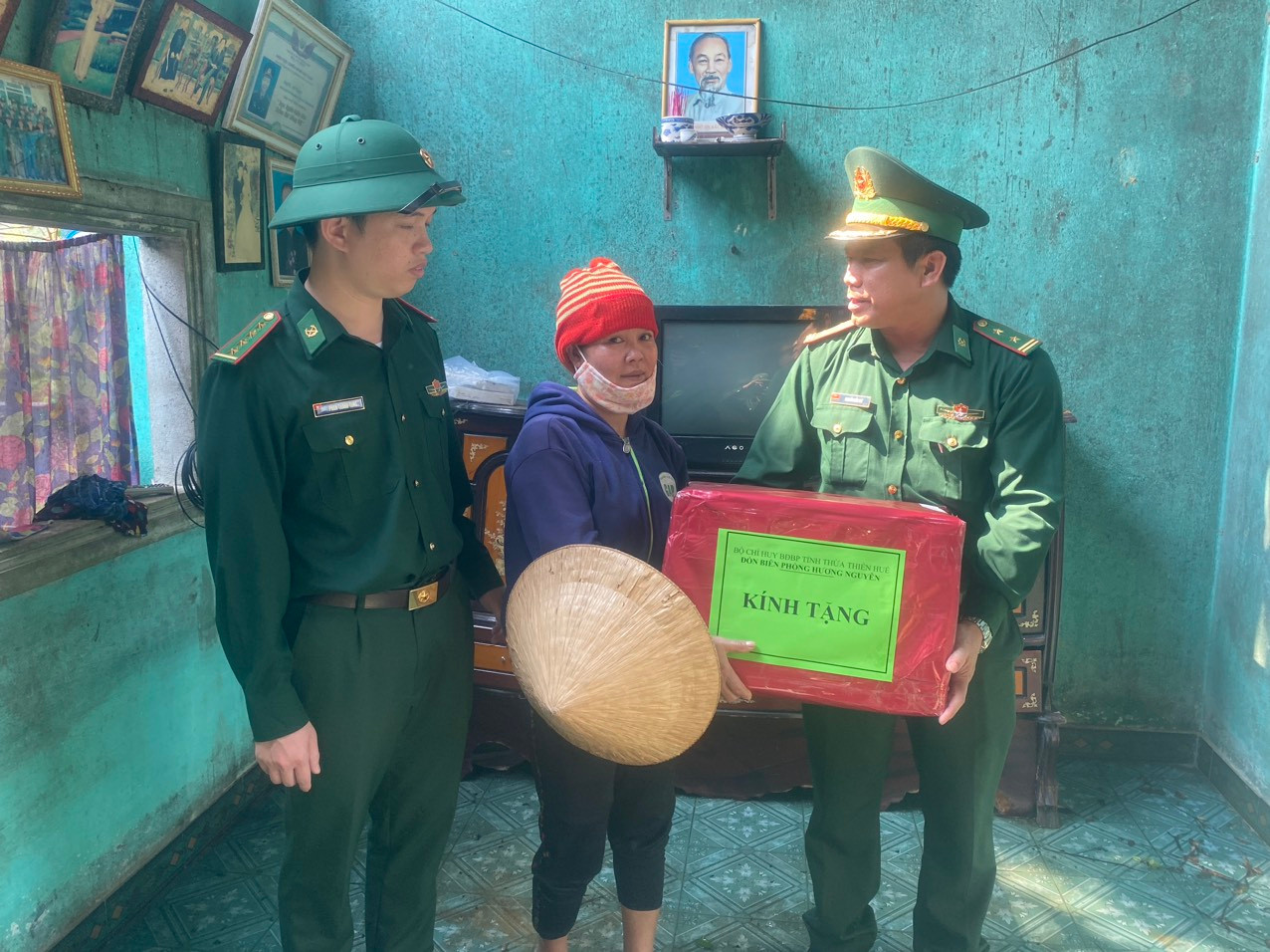 Bộ đội Biên phòng tặng quà cho người dân huyện biên giới A Lưới bị ảnh hưởng bởi giông lốc. Bộ đội Biên phòng tặng quà cho người dân huyện biên giới A Lưới bị ảnh hưởng bởi giông lốc.