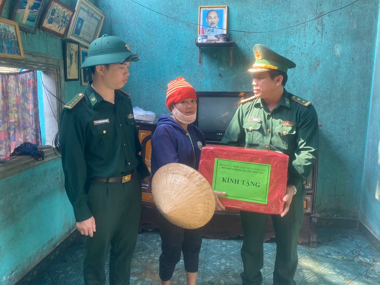 Bộ đội Biên phòng tặng quà cho người dân huyện biên giới A Lưới bị ảnh hưởng bởi giông lốc.