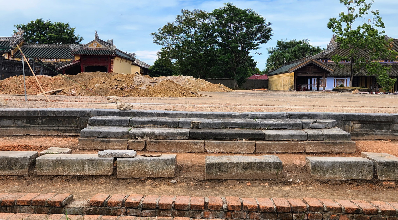 Điện được xây dựng vào năm 1804 dưới thời vua Gia Long của triều Nguyễn, là nơi nhà vua tổ chức các buổi lễ thiết triều vào ngày 5,10, 20 và 25 âm lịch hàng tháng. Ngoài ra, điện cũng là nơi vua tiếp các sứ bộ quan trọng, nơi tổ chức các buổi yến tiệc trong các dịp khánh hỷ. (Ảnh: Ngọc Văn)