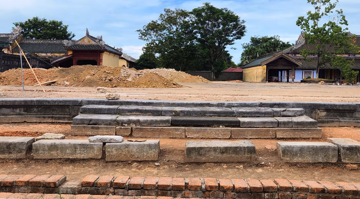 Điện được xây dựng vào năm 1804 dưới thời vua Gia Long của triều Nguyễn, là nơi nhà vua tổ chức các buổi lễ thiết triều vào ngày 5,10, 20 và 25 âm lịch hàng tháng. Ngoài ra, điện cũng là nơi vua tiếp các sứ bộ quan trọng, nơi tổ chức các buổi yến tiệc trong các dịp khánh hỷ. (Ảnh: Ngọc Văn)