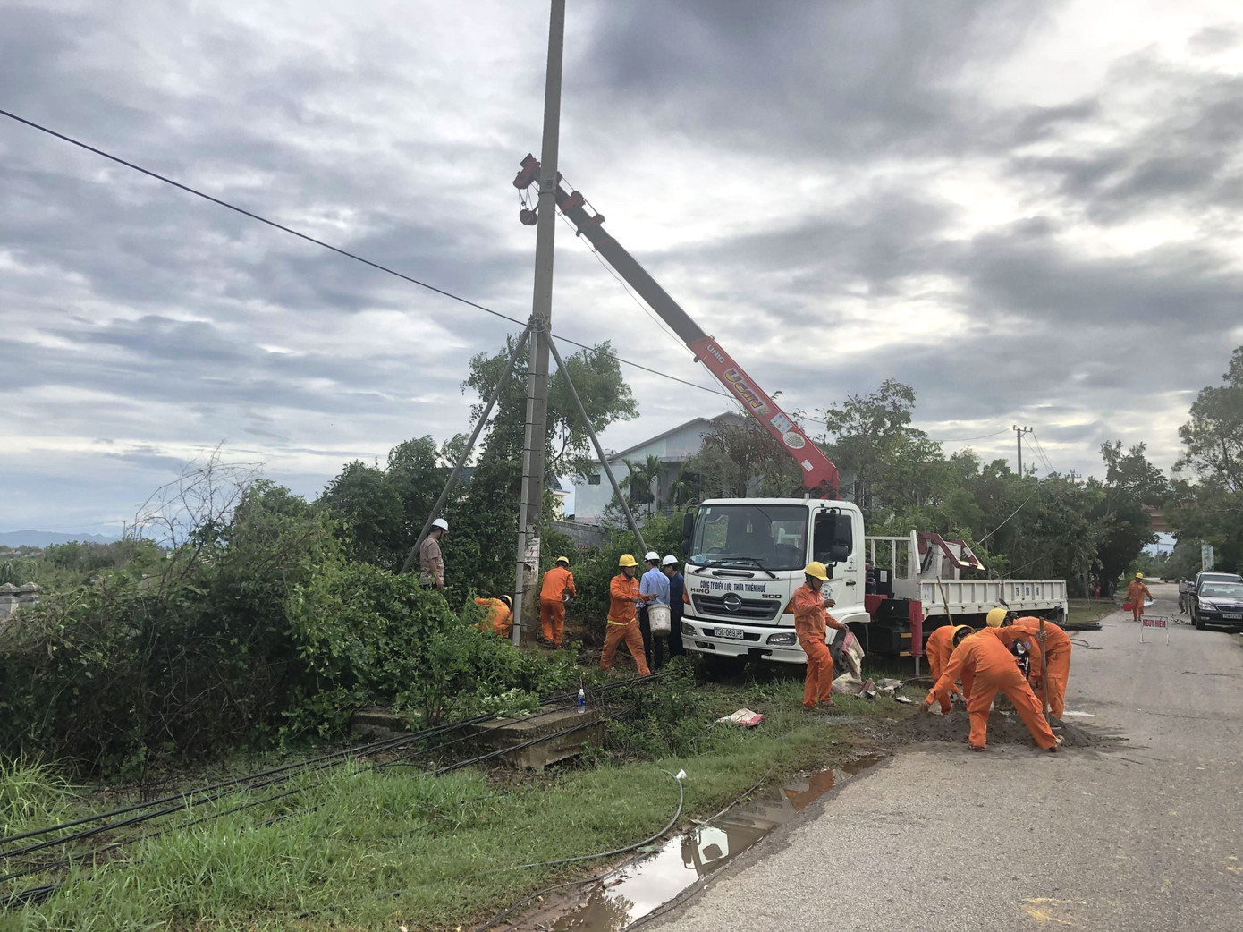 Các đơn vị điện lực tại TT-Huế nỗ lực khắc phục sự cố lưới điện do mưa lớn, giông sét để sớm cấp điện trở lại cho người dân, khách hàng. (Ảnh minh họa)