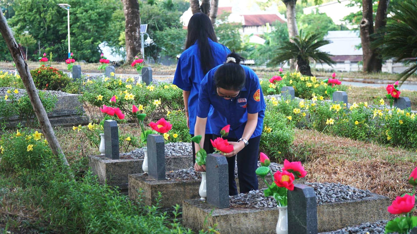 Sẽ có hơn 2.200 đóa hoa sen trang trí được thay mới tại phần mộ các liệt sĩ ở Huế. Sẽ có hơn 2.200 đóa hoa sen trang trí được thay mới tại phần mộ các liệt sĩ ở Huế.