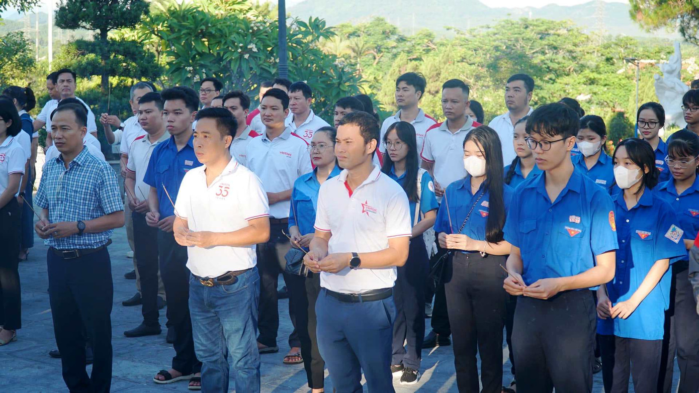 Dâng hương tri ân, tưởng niệm các anh hùng liệt sĩ tại Nghĩa trang liệt sĩ TP. Huế. Dâng hương tri ân, tưởng niệm các anh hùng liệt sĩ tại Nghĩa trang liệt sĩ TP. Huế.