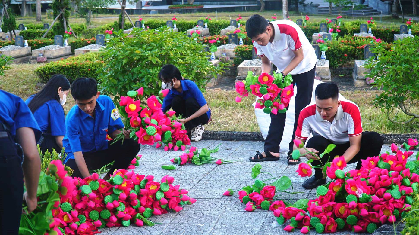 Chuẩn bị hoa sen trang trí cho các phần mộ liệt sĩ tại Nghĩa trang liệt sĩ TP. Huế. Chuẩn bị hoa sen trang trí cho các phần mộ liệt sĩ tại Nghĩa trang liệt sĩ TP. Huế.