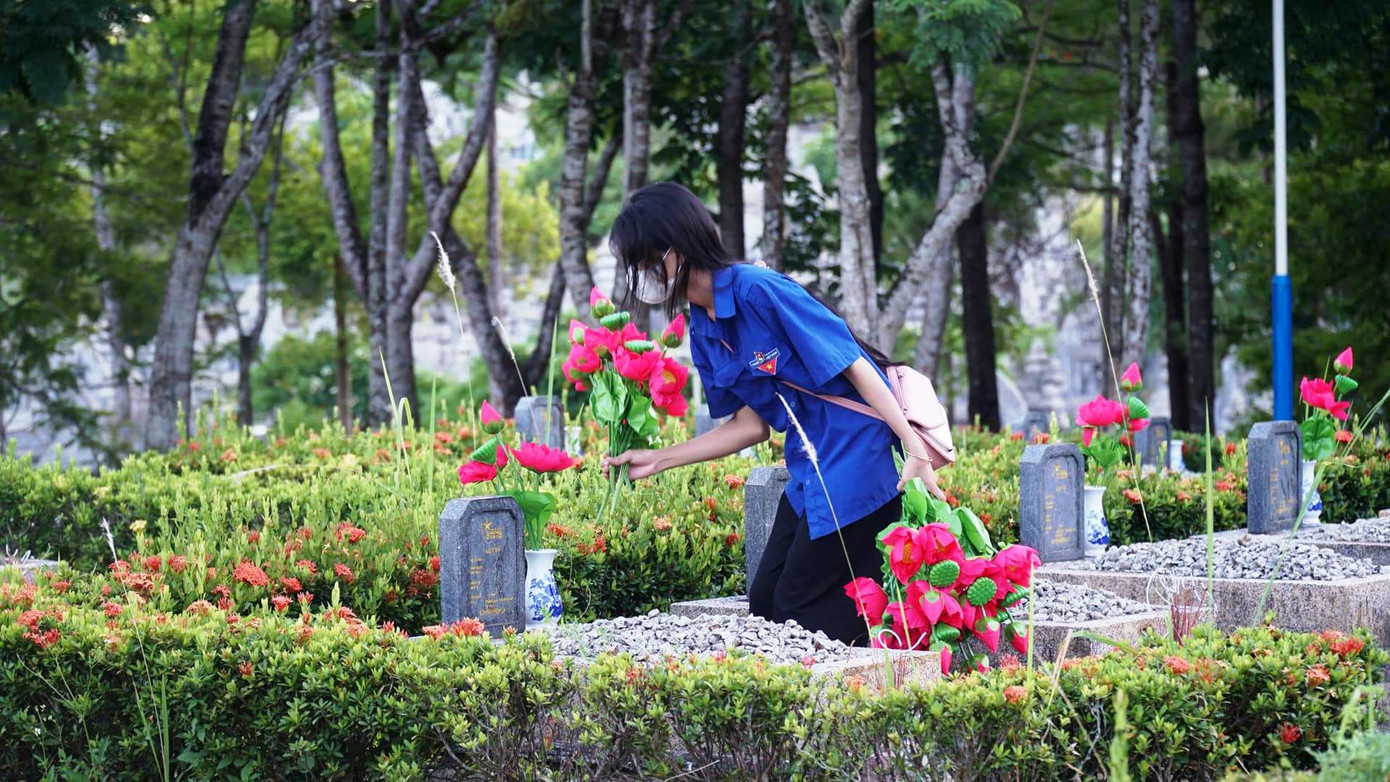 Sẽ có hơn 2.200 đóa hoa sen trang trí được thay mới tại phần mộ các liệt sĩ ở Huế. Sẽ có hơn 2.200 đóa hoa sen trang trí được thay mới tại phần mộ các liệt sĩ ở Huế.