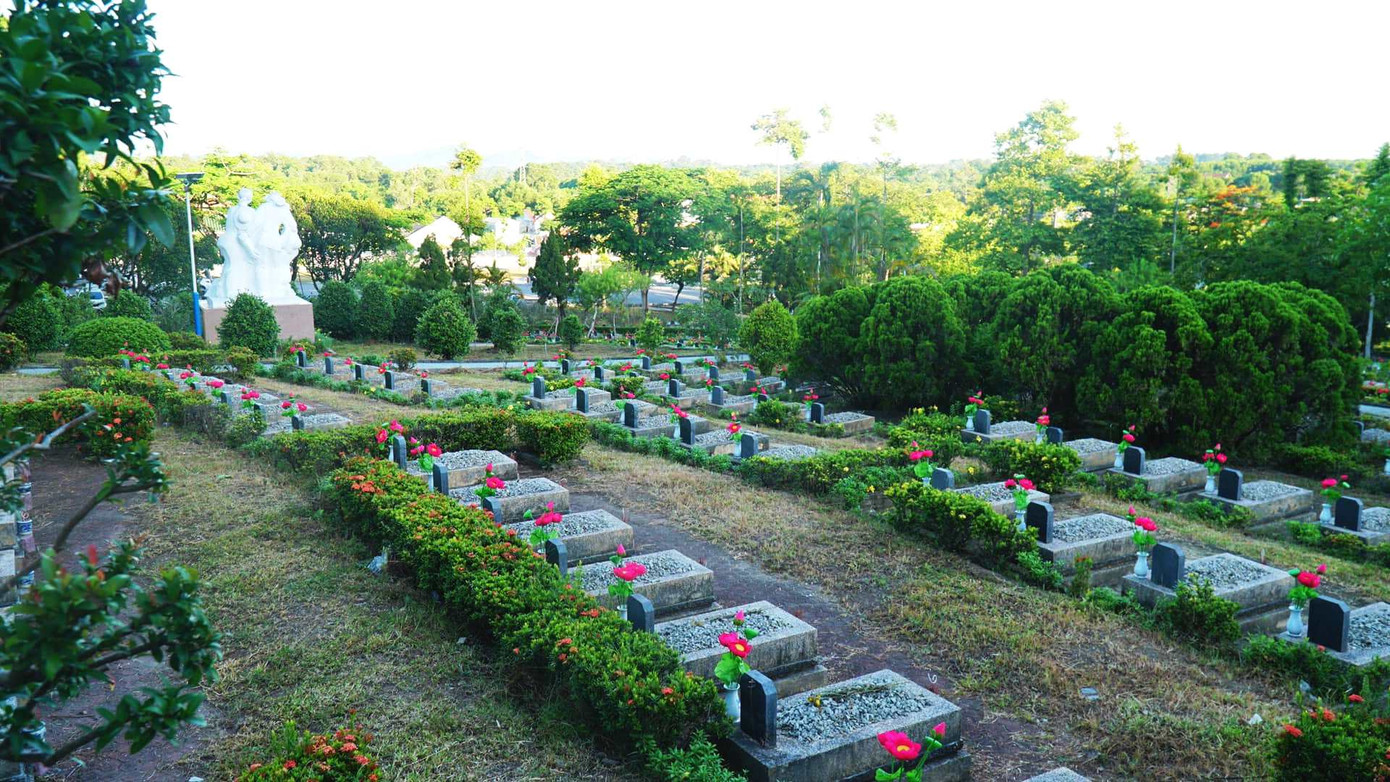 Dâng hương tri ân, tưởng niệm các anh hùng liệt sĩ tại Nghĩa trang liệt sĩ TP. Huế. Dâng hương tri ân, tưởng niệm các anh hùng liệt sĩ tại Nghĩa trang liệt sĩ TP. Huế.