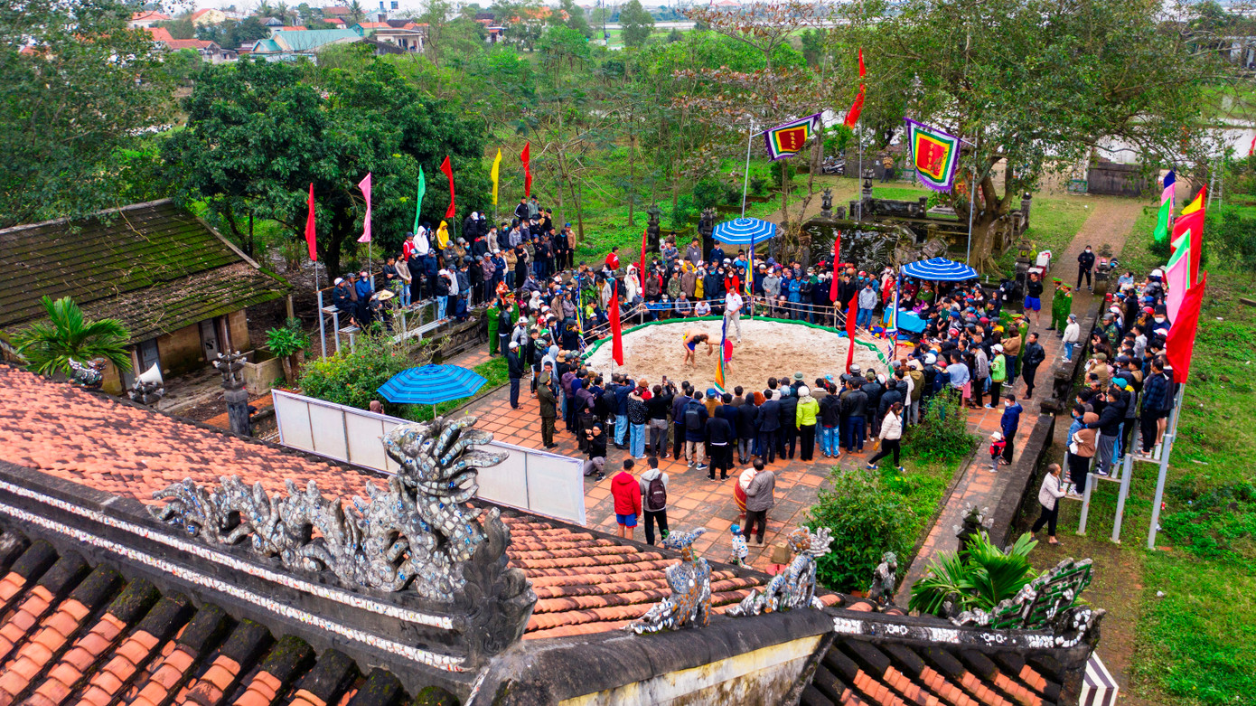 Ngày 30/1 (mùng 9 tháng Giêng Quý Mão 2023), tại sân đình làng Thủ Lễ đã tưng bừng khai hội vật truyền thống Thủ Lễ; thu hút nhiều khán giả, công chúng, du khách đến dự khán, cổ vũ cho những màn so tài “máu lửa” gay cấn, kịch tính, hấp dẫn của các đô vật. Ảnh: Đình Hoàng