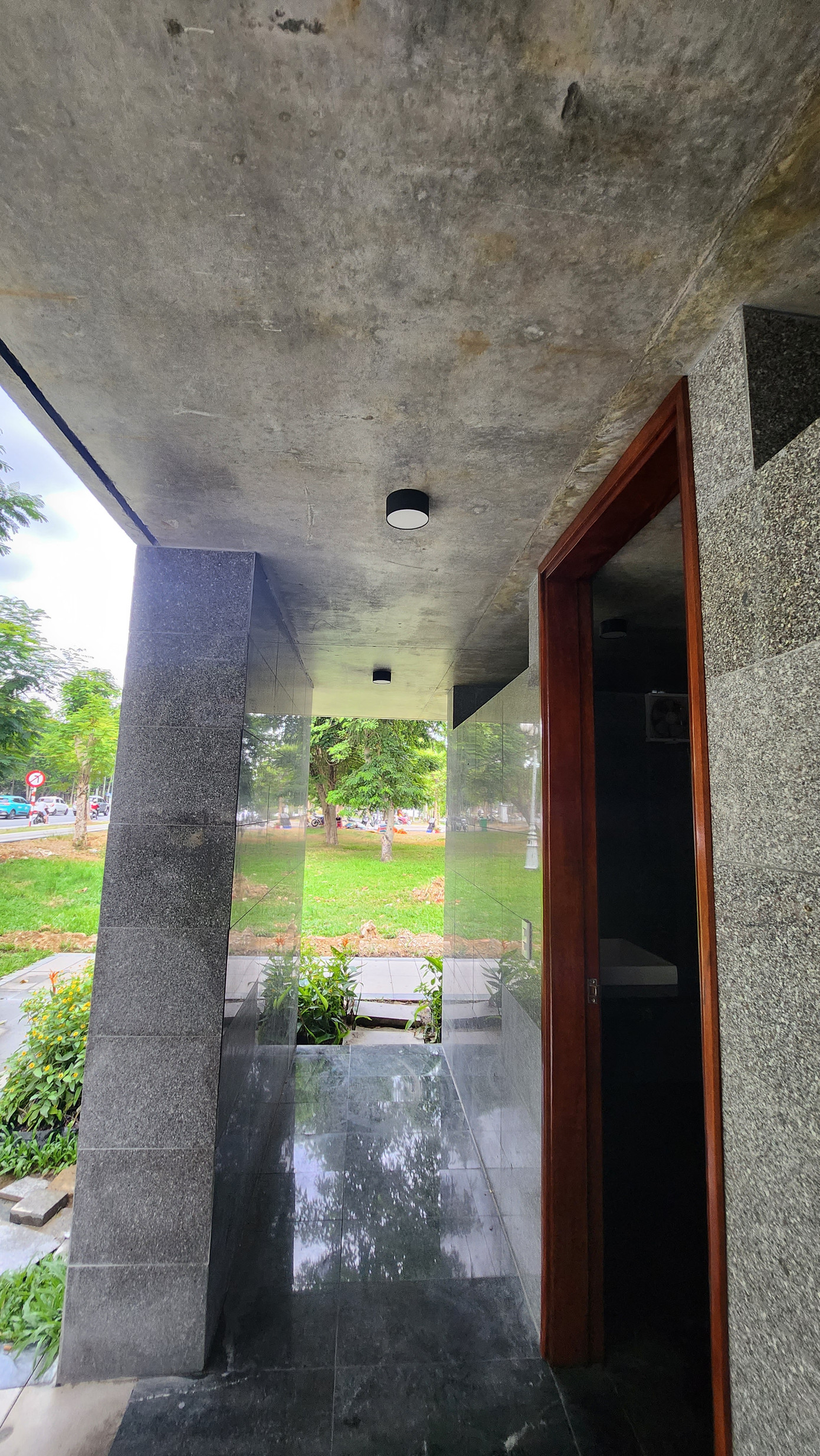 Tường nhà vệ sinh công cộng được ốp đá trông cao cấp, sang trọng.