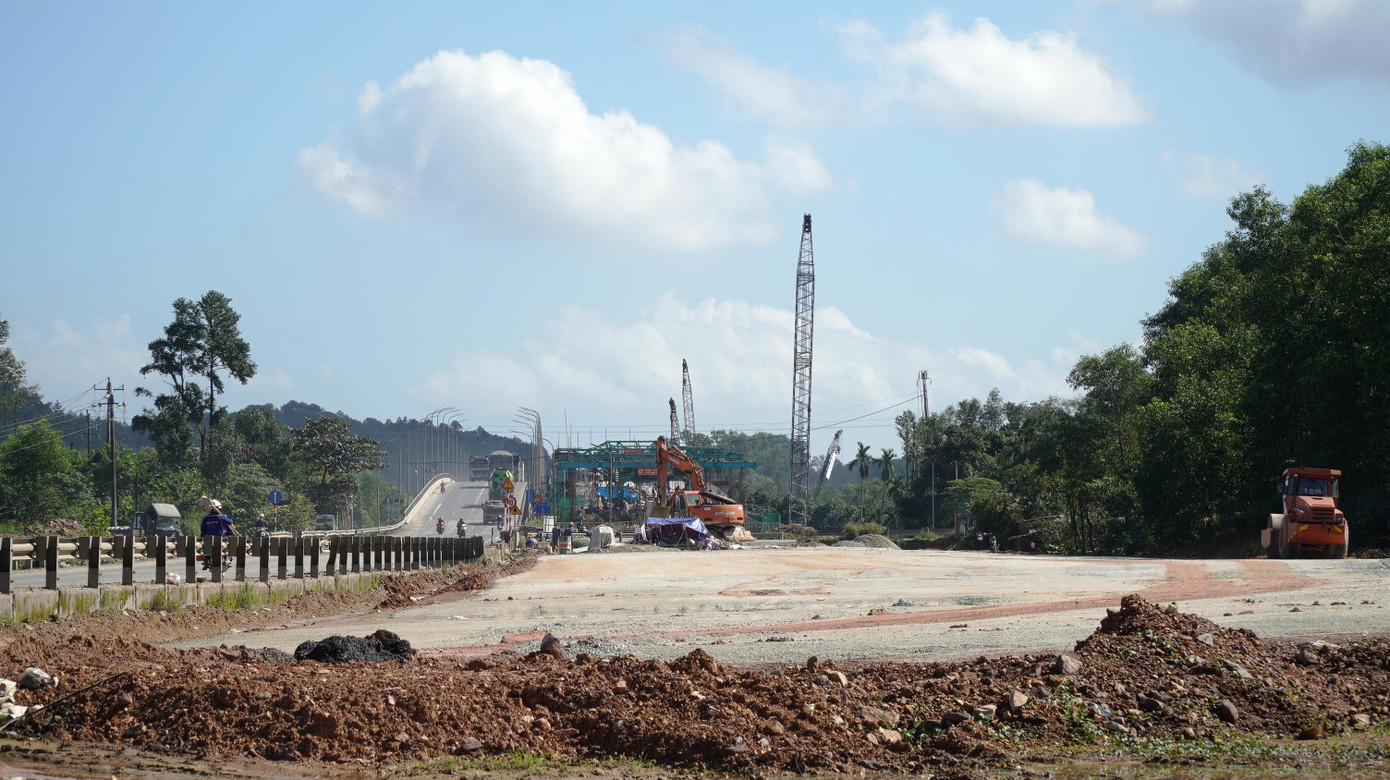 Theo ông Hoàng Hải Minh, Phó Chủ tịch UBND tỉnh TT-Huế, công tác GPMB tại các “điểm nghẽn” kể trên bị chậm so với chỉ đạo của lãnh đạo tỉnh. Ông Minh đề nghị các cơ quan liên quan, chính quyền địa phương phải nâng cao vai trò, trách nhiệm, quyết liệt hơn nữa, thường xuyên kiểm tra thực tế; tập trung giải quyết dứt điểm các tồn tại, hoàn thành bàn giao toàn bộ mặt bằng còn lại theo đúng thời hạn cam kết.