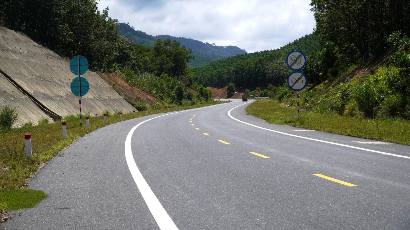 Theo ông Quý, trong thời gian tuyến đường chưa đưa vào khai thác, các nhà thầu phải dọn dẹp những đất đá vướng bên đường, khơi thông cống rãnh thoát nước; nếu sạt lở đã có bảo hiểm khắc phục. Nhà thầu tự bỏ kinh phí thực hiện duy tu bảo dưỡng công trình nếu còn trong thời gian bảo hành. Theo ông Quý, trong thời gian tuyến đường chưa đưa vào khai thác, các nhà thầu phải dọn dẹp những đất đá vướng bên đường, khơi thông cống rãnh thoát nước; nếu sạt lở đã có bảo hiểm khắc phục. Nhà thầu tự bỏ kinh phí thực hiện duy tu bảo dưỡng công trình nếu còn trong thời gian bảo hành.