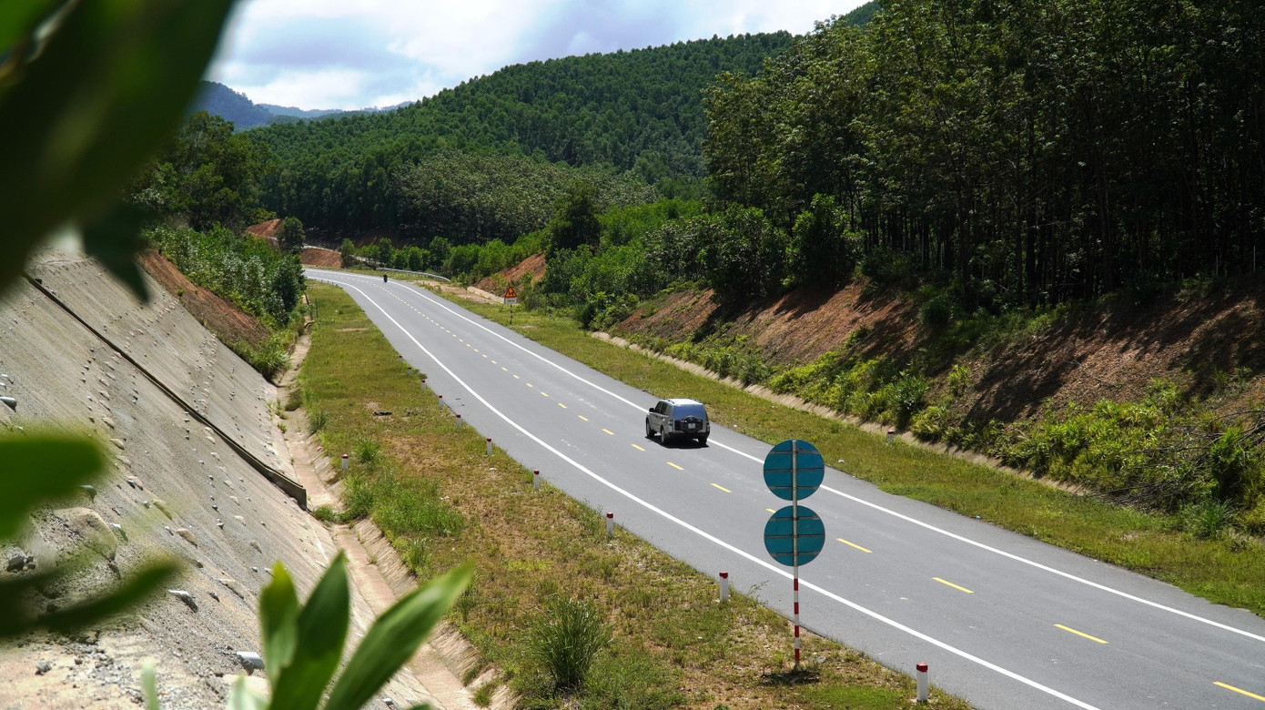 Theo ông Nguyễn Vũ Quý, Giám đốc Ban Quản lý Dự án đường Hồ Chí Minh (Bộ GTVT), Hội đồng kiểm tra nhà nước đã chấp thuận cho nghiệm thu bàn giao đoạn công trình dài 66km từ La Sơn (huyện Phú Lộc, TT-Huế) đến Hòa Liên (Hòa Vang, Đà Nẵng). Theo ông Nguyễn Vũ Quý, Giám đốc Ban Quản lý Dự án đường Hồ Chí Minh (Bộ GTVT), Hội đồng kiểm tra nhà nước đã chấp thuận cho nghiệm thu bàn giao đoạn công trình dài 66km từ La Sơn (huyện Phú Lộc, TT-Huế) đến Hòa Liên (Hòa Vang, Đà Nẵng).