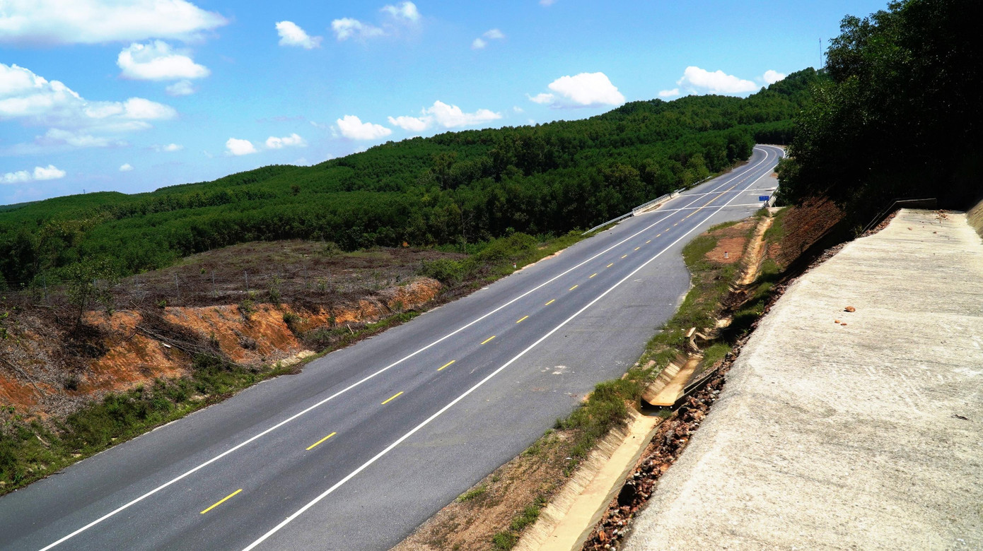 Dự án đường cao tốc La Sơn - Túy Loan (giai đoạn 1) có chiều dài toàn tuyến khoảng 77,5 km, quy mô 2 làn xe, nền đường rộng 12 m. Công trình khởi công từ năm 2013, với tổng mức đầu tư 11.485 tỷ đồng. Dự án có điểm đầu tại ngã ba La Sơn (huyện Phú Lộc, tỉnh TT-Huế), điểm cuối tại nút giao Túy Loan (huyện Hòa Vang, Đà Nẵng) nối với đầu tuyến cao tốc Đà Nẵng - Quảng Ngãi. Dự án đường cao tốc La Sơn - Túy Loan (giai đoạn 1) có chiều dài toàn tuyến khoảng 77,5 km, quy mô 2 làn xe, nền đường rộng 12 m. Công trình khởi công từ năm 2013, với tổng mức đầu tư 11.485 tỷ đồng. Dự án có điểm đầu tại ngã ba La Sơn (huyện Phú Lộc, tỉnh TT-Huế), điểm cuối tại nút giao Túy Loan (huyện Hòa Vang, Đà Nẵng) nối với đầu tuyến cao tốc Đà Nẵng - Quảng Ngãi.