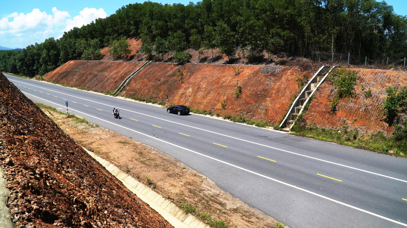 Ông Nguyễn Vũ Quý cho hay, hiện đoạn La Sơn - Hòa Liên có một số điểm còn vướng mặt bằng và san gạt gọt phẳng ta luy, nhưng thời gian qua phải đợi Đà Nẵng cho phép đi lại (liên quan phòng chống dịch) thì mới có thể thi công. “Trong thời gian chờ đợi Đà Nẵng cho nhà thầu vào hiện trường để dọn dẹp mặt bằng, trước mắt, Ban gửi hồ sơ cho Tổng cục Đường bộ Việt Nam để rà soát dần; khi vào được thì các bên sẽ đi hiện trường”, ông Quý thông tin. Ông Nguyễn Vũ Quý cho hay, hiện đoạn La Sơn - Hòa Liên có một số điểm còn vướng mặt bằng và san gạt gọt phẳng ta luy, nhưng thời gian qua phải đợi Đà Nẵng cho phép đi lại (liên quan phòng chống dịch) thì mới có thể thi công. “Trong thời gian chờ đợi Đà Nẵng cho nhà thầu vào hiện trường để dọn dẹp mặt bằng, trước mắt, Ban gửi hồ sơ cho Tổng cục Đường bộ Việt Nam để rà soát dần; khi vào được thì các bên sẽ đi hiện trường”, ông Quý thông tin.