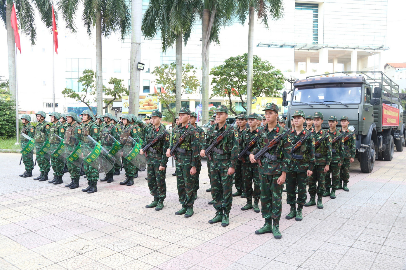 Phát động ra quân mở đợt cao điểm tấn công, trấn áp tội phạm đảm bảo an ninh, trật tự dịp Tết Nguyên đán Giáp Thìn 2024. Phát động ra quân mở đợt cao điểm tấn công, trấn áp tội phạm đảm bảo an ninh, trật tự dịp Tết Nguyên đán Giáp Thìn 2024.