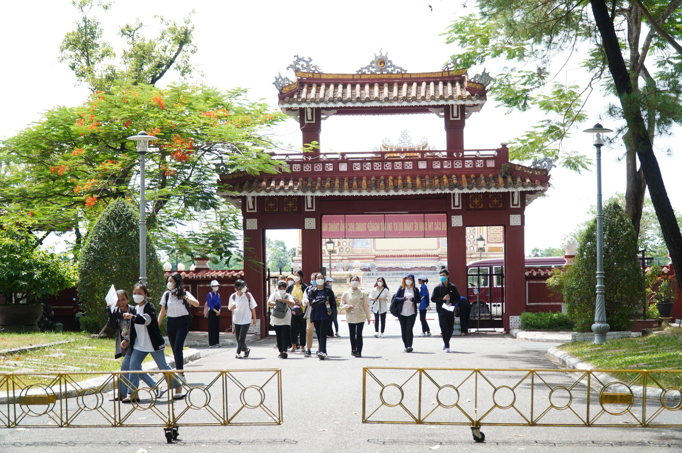 Kỳ thi tốt nghiệp THPT 2022 tại TT-Huế được tổ chức tại 37 điểm thi, đặt tại các trường trên địa bàn 9 huyện, thị xã và TP. Huế với 588 phòng thi và hơn 13.300 thí dự thi. Sở GD&amp;ĐT tỉnh TT-Huế điều động hơn 2.500 cán bộ, giáo viên, nhân viên tham gia phục vụ cho kỳ thi.