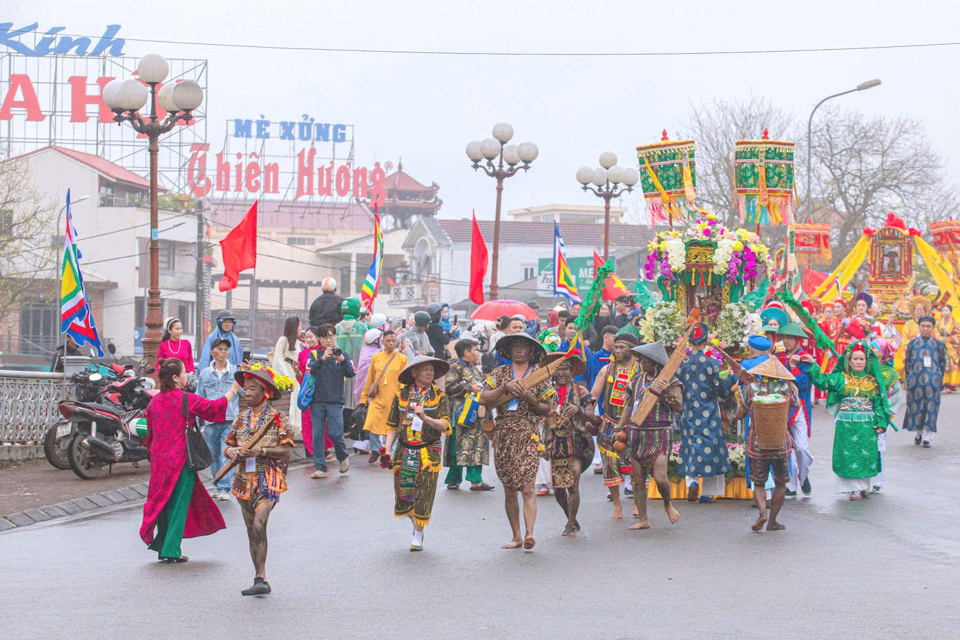 Theo ông Phan Thanh Hải, lễ hội điện Huệ Nam được công nhận Di sản văn hóa phi vật thể quốc gia là niềm tự hào lớn của người dân Huế. Đây là di sản do cộng đồng nắm giữ và chung tay bảo vệ, góp phần gìn giữ nét đẹp văn hóa dân tộc. Trong thời gian tới, ngành văn hóa sẽ tham mưu UBND TP Huế triển khai các đề án bảo tồn và phát huy giá trị của lễ hội, nhằm lan tỏa hơn nữa tầm quan trọng của di sản này trong bối cảnh xã hội hiện đại. Ảnh: TTBTDTCĐ Huế.