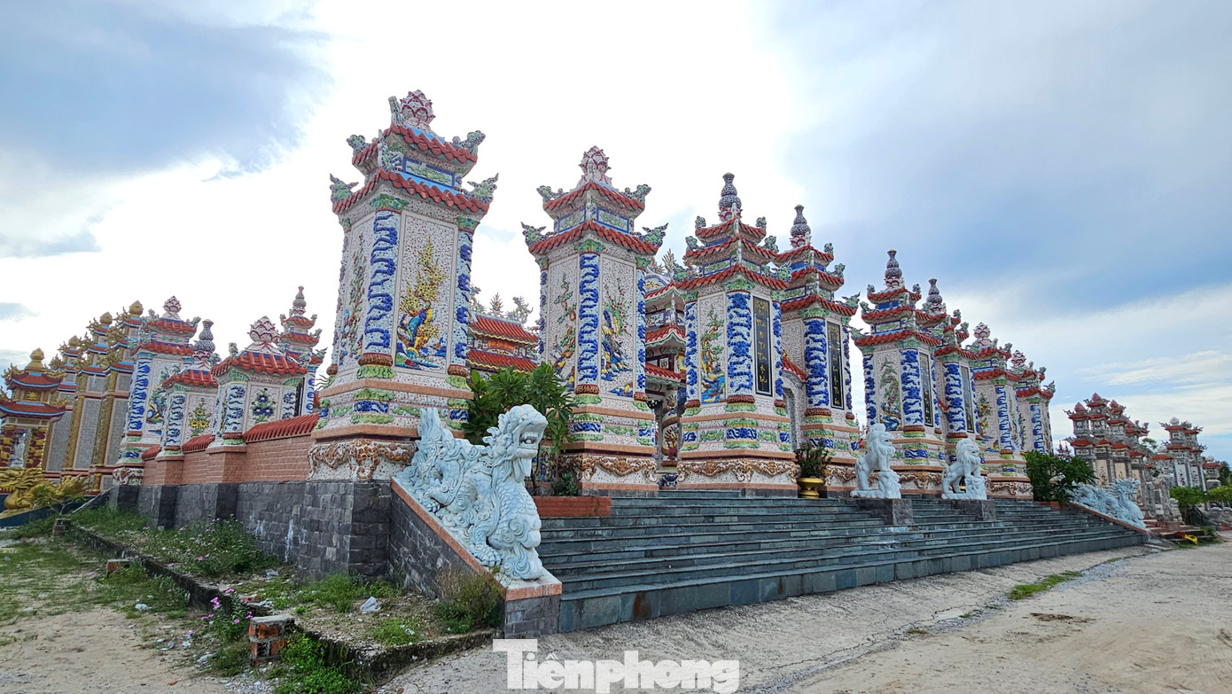 Phần lăng của ông Thiết và bà Thuận có kiến trúc khá đặc biệt, gồm hệ thống bậc cấp lát đá dẫn vào bên trong. Phía trước lăng là 4 cặp trụ biểu rất lớn, cùng với đó là cặp sư tử đá ngồi chầu trên lối vào. Bên trong xây dựng thêm nhà bia có tên An Tịnh Đường, thiết đặt tượng Phật, sau cùng là bức bình phong trang trí các linh vật.