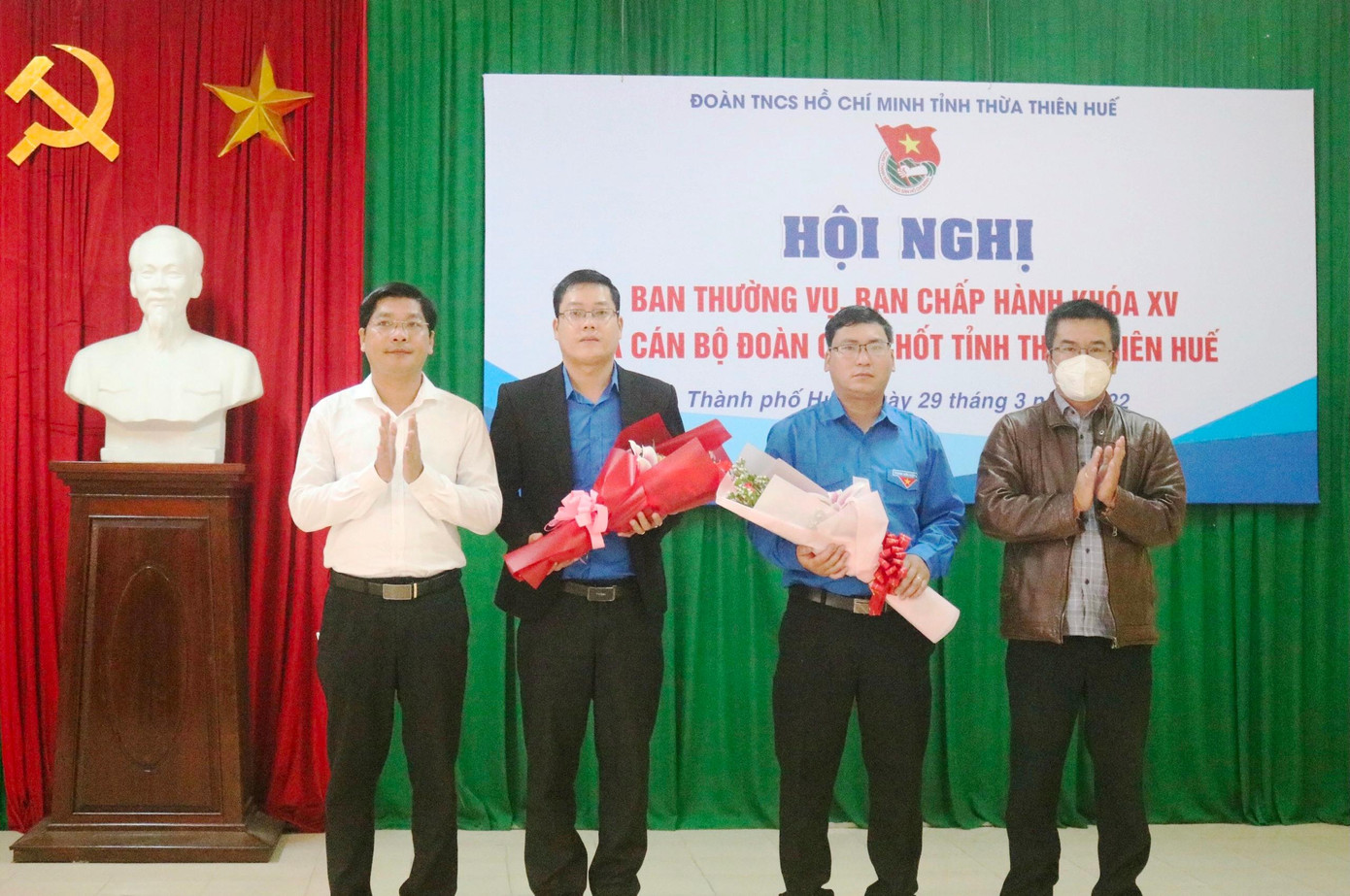Anh Nguyễn Thanh Hoài (thứ hai từ trái sang) được bầu giữ chức Bí thư Tỉnh Đoàn Thừa Thiên Huế khóa XV, nhiệm kỳ 2017 - 2022