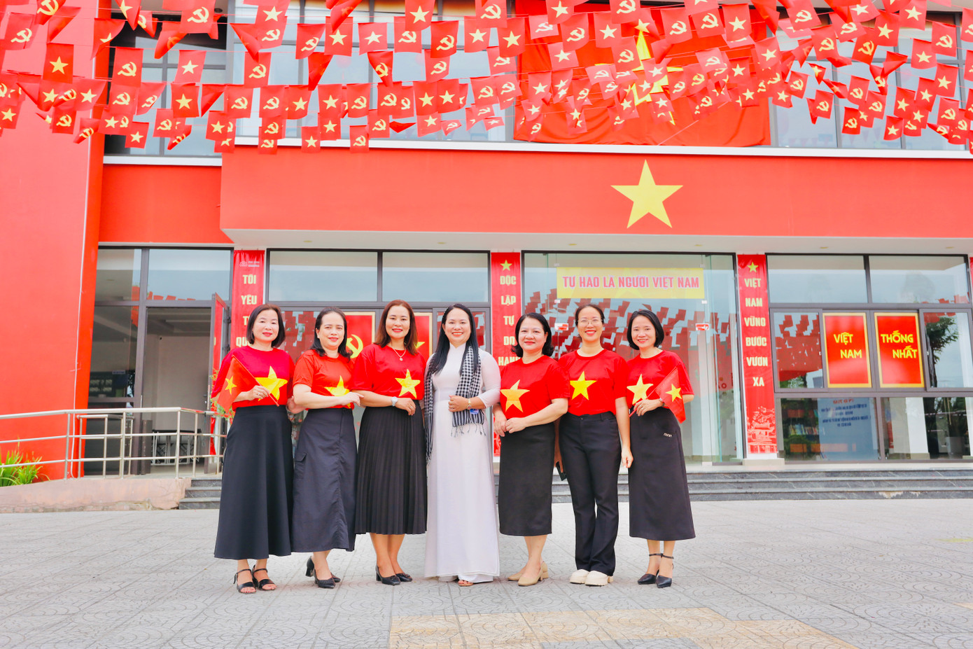 Chung cảm xúc, chị Ngô Thu Hương - cán bộ công đoàn TP Huế - khẳng định: “Chúng tôi đến đây không chỉ để chụp hình, mà nhằm khắc ghi một thông điệp… Đó là lòng yêu nước không chỉ tồn tại trong chiến tranh, mà cần được gìn giữ trong từng hành động nhỏ của thời bình. Biển cờ này là một lớp học về đạo lý “uống nước nhớ nguồn”. Chung cảm xúc, chị Ngô Thu Hương - cán bộ công đoàn TP Huế - khẳng định: “Chúng tôi đến đây không chỉ để chụp hình, mà nhằm khắc ghi một thông điệp… Đó là lòng yêu nước không chỉ tồn tại trong chiến tranh, mà cần được gìn giữ trong từng hành động nhỏ của thời bình. Biển cờ này là một lớp học về đạo lý “uống nước nhớ nguồn”.