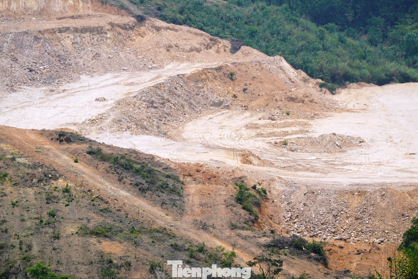 Qua thông tin phản ánh của người dân, theo Tỉnh lộ 7 từ trung tâm thị xã Hương Thủy ngược lên vùng núi xã Phú Sơn, không khó để phát hiện nhiều quả đồi, khu đất trồng cây lâm nghiệp nơi đây bị một doanh nghiệp huy động nhân lực, phương tiện cơ giới ngang nhiên cày ủi, đào phá trong một thời gian dài mà không gặp bất kỳ sự ngăn chặn nào của lực lượng chức năng tỉnh TT-Huế.
