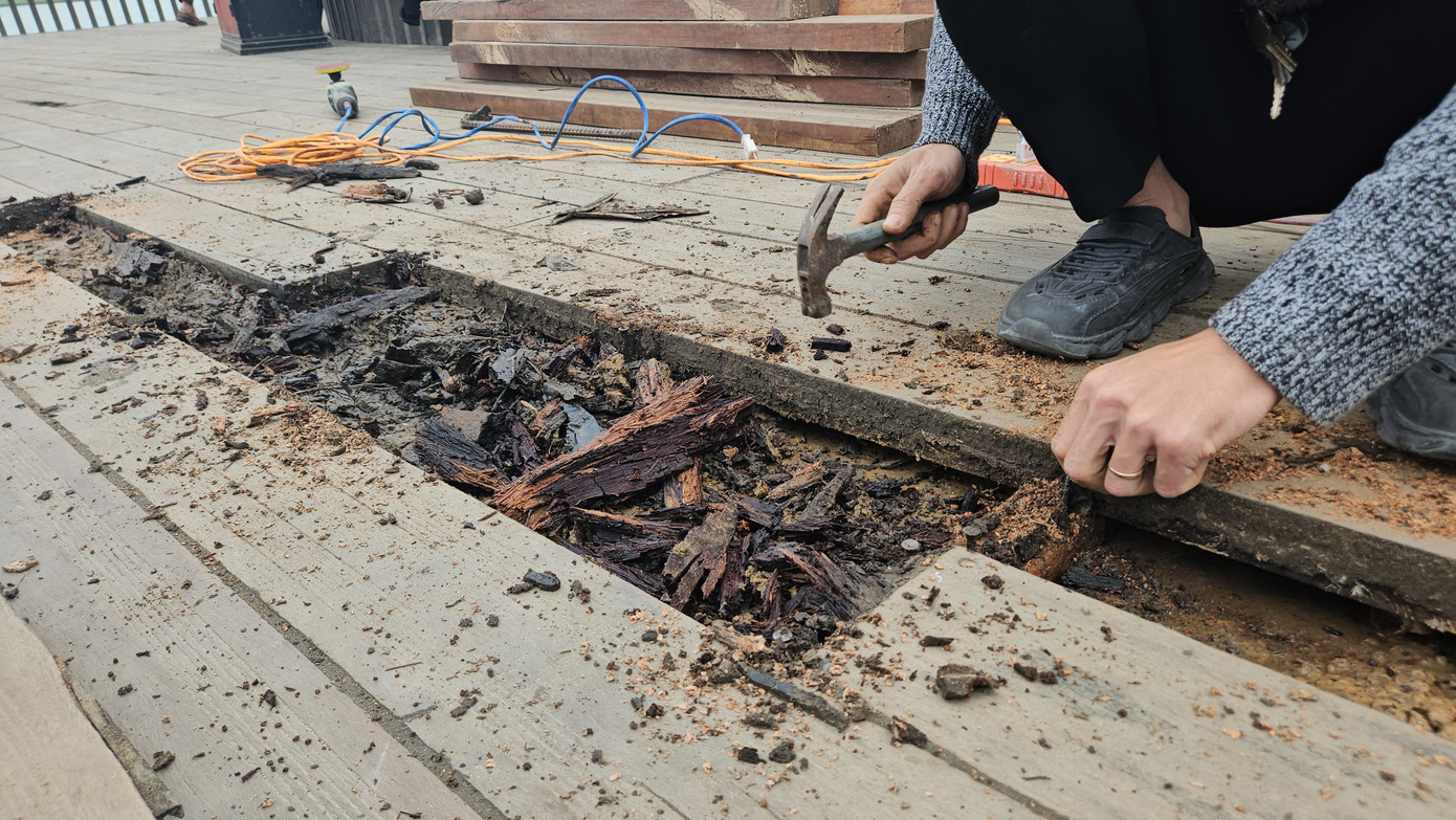 Công nhân xử lý các điểm bị mục nát của mặt sàn cầu gỗ lim tại Huế.