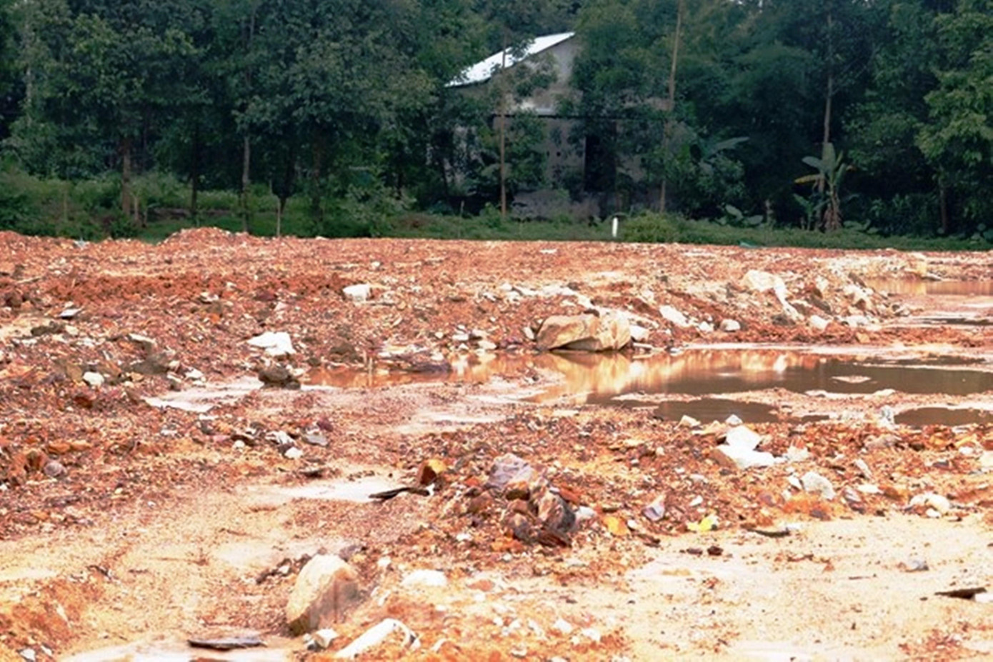 Mặt nền khu tái định cư từng lộ ra toàn đá lớn, tạp chất bất thường khi có mưa lớn vào thời điểm thi công tháng 4/2020. Ảnh: N.V Mặt nền khu tái định cư từng lộ ra toàn đá lớn, tạp chất bất thường khi có mưa lớn vào thời điểm thi công tháng 4/2020. Ảnh: N.V