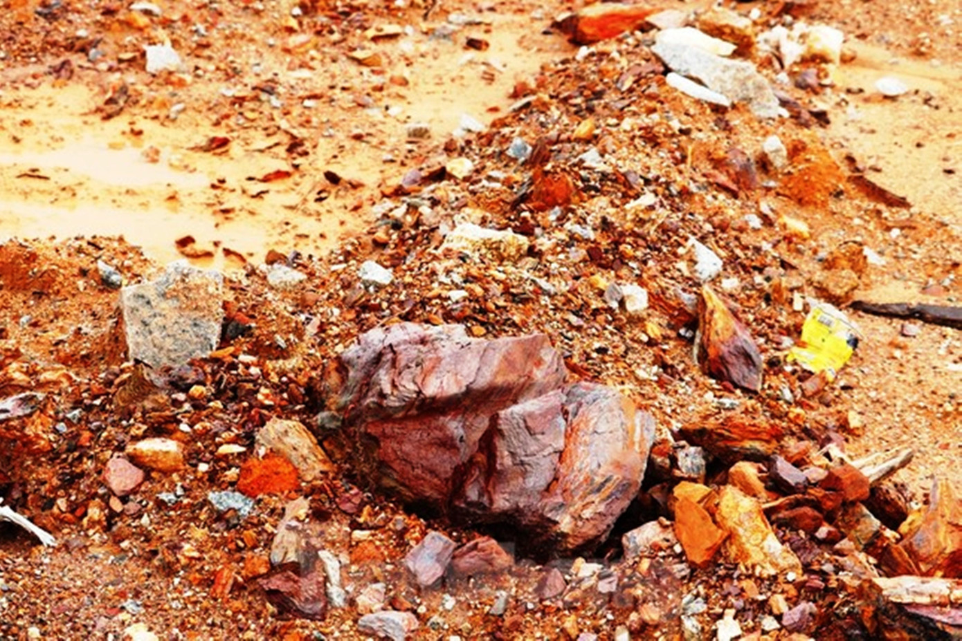 Thời điểm thi công nền, tình trạng đất san lấp lẫn đá tảng, đá lớn không bảo đảm tiêu chuẩn vật liệu san lấp phân bố khắp nơi trong khu tái định cư. Ảnh: N.V Thời điểm thi công nền, tình trạng đất san lấp lẫn đá tảng, đá lớn không bảo đảm tiêu chuẩn vật liệu san lấp phân bố khắp nơi trong khu tái định cư. Ảnh: N.V