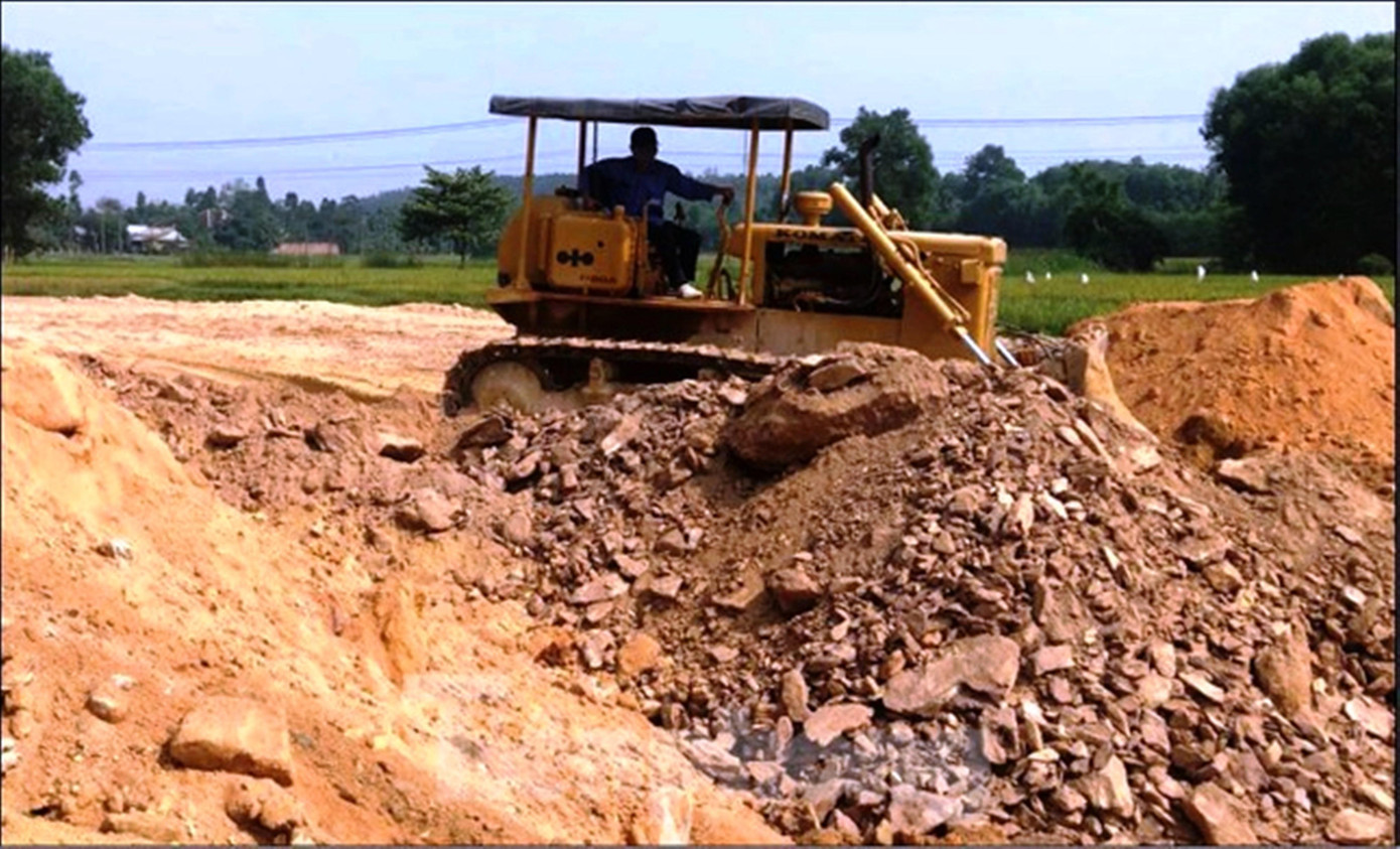 Đá tảng, đất xấu từng được báo chí "phát hiện quả tang" tuồn vào công trường khu tái định cư 21 tỷ đồng tại Thủy Bằng vào tháng 4/2020. Ảnh: N.V Đá tảng, đất xấu từng được báo chí "phát hiện quả tang" tuồn vào công trường khu tái định cư 21 tỷ đồng tại Thủy Bằng vào tháng 4/2020. Ảnh: N.V