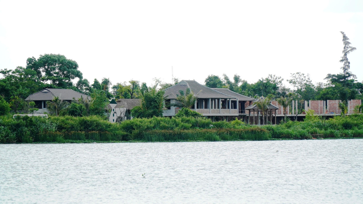 Cứ mỗi lần kiểm tra, lực lượng chức năng lại phát hiện thêm nhiều công trình xây dựng không phép ven sông Hương thuộc dự án của Go Green Farm