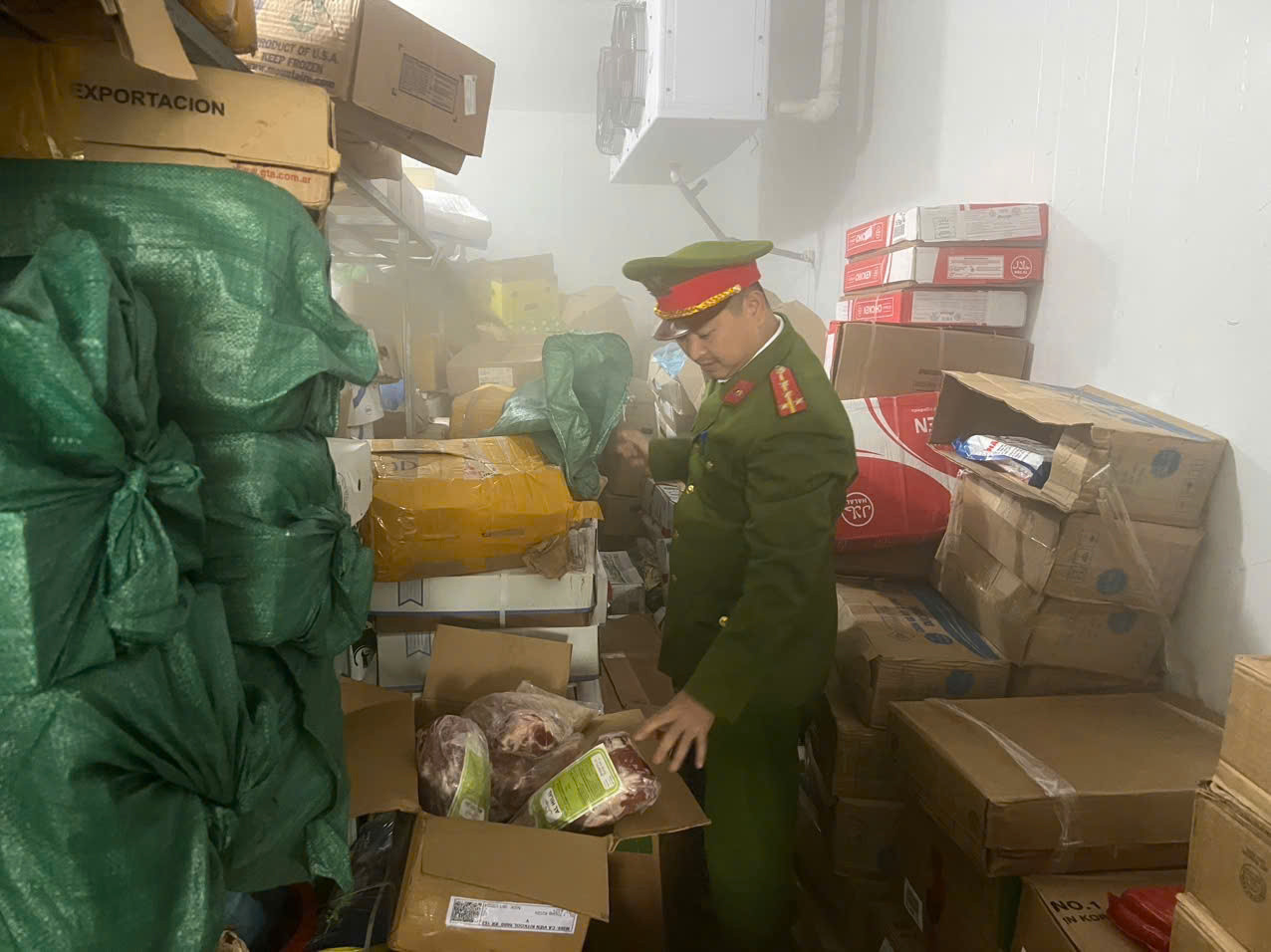 Công an kiểm tra kho hàng đông lạnh lưu chứa 1,8 tấn thịt không rõ nguồn gốc xuất xứ. Công an kiểm tra kho hàng đông lạnh lưu chứa 1,8 tấn thịt không rõ nguồn gốc xuất xứ.