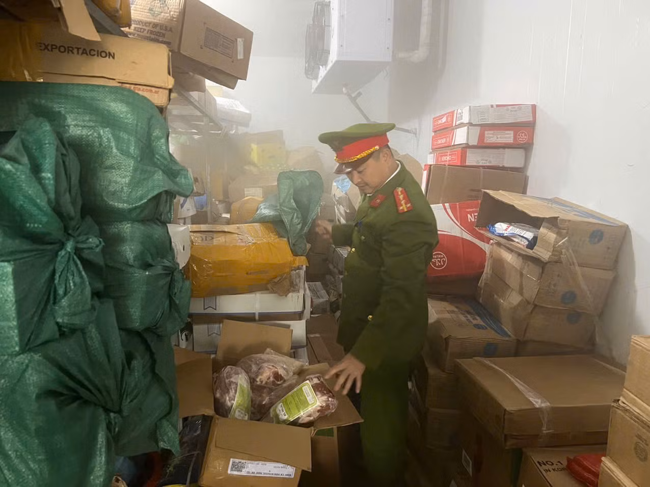 Công an kiểm tra kho hàng đông lạnh lưu chứa 1,8 tấn thịt không rõ nguồn gốc xuất xứ. Công an kiểm tra kho hàng đông lạnh lưu chứa 1,8 tấn thịt không rõ nguồn gốc xuất xứ.