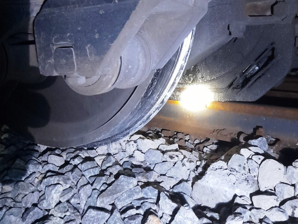 Bánh tàu trật hẳn khỏi đường ray. Bánh tàu trật hẳn khỏi đường ray.