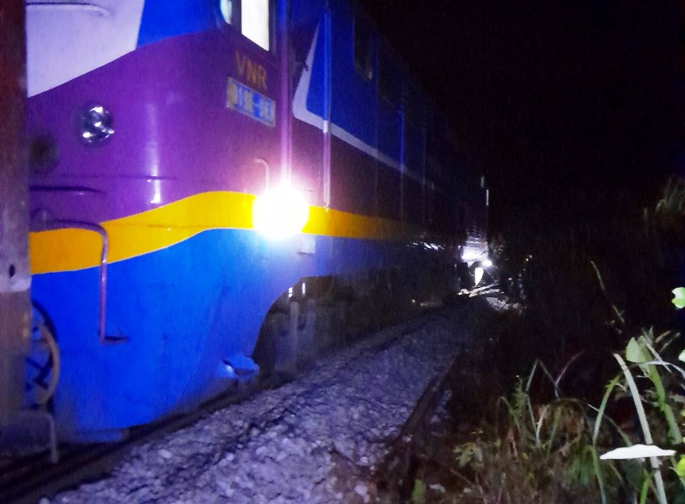 Đoàn tàu chở hàng gặp sự cố trật bánh tại vị trí đầu kéo. Đoàn tàu chở hàng gặp sự cố trật bánh tại vị trí đầu kéo.