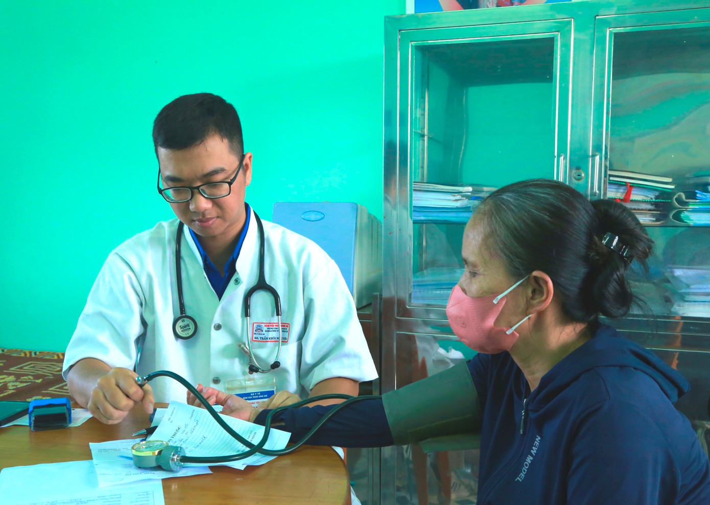 Khám bệnh cho người dân.