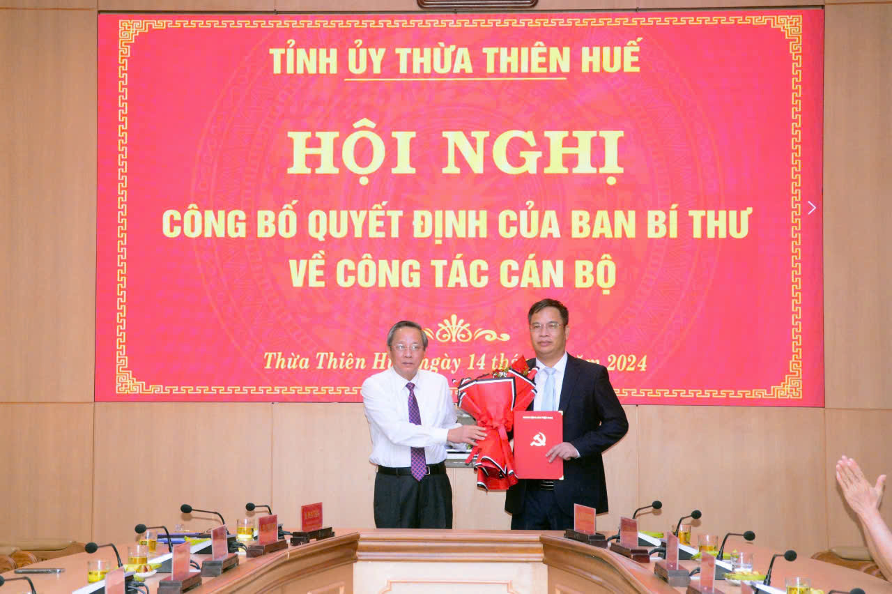 Ông Hoàng Đăng Quang (bìa trái) - Phó Trưởng ban Thường trực Ban Tổ chức Trung ương, trao Quyết định của Ban Bí thư về việc điều động, chỉ định ông Phạm Đức Tiến giữ chức vụ Phó Bí thư Tỉnh ủy TT-Huế.