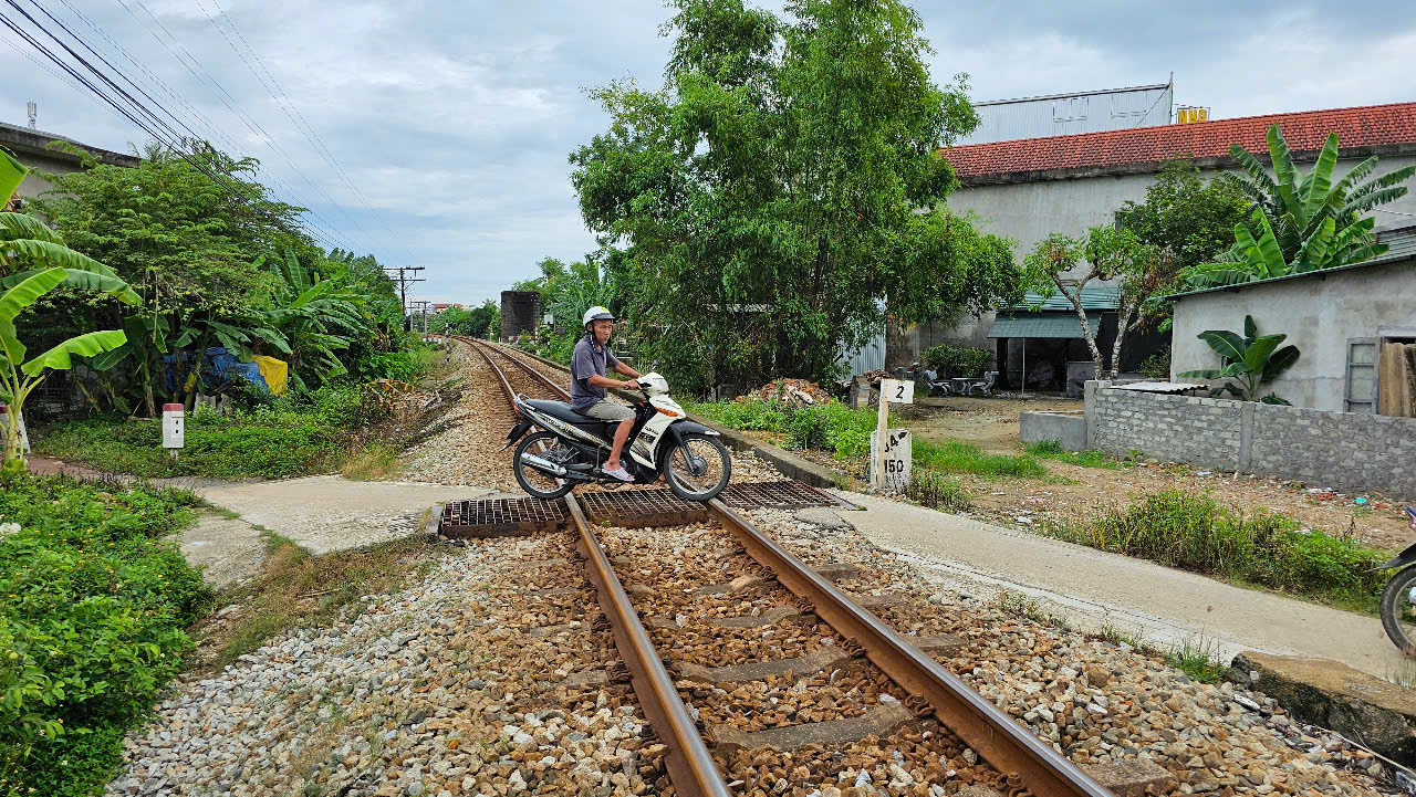 Thống kê của ngành đường sắt cho thấy trên toàn tuyến đường sắt Bắc - Nam dài khoảng 112 km qua địa bàn TP Huế có 90 lối đi tự mở. Trong đó, 49 lối tự mở đã được rào đóng, xóa bỏ. Tuy nhiên, hàng chục lối tự mở còn lại vẫn tồn tại, chủ yếu tại các khu vực đông dân cư, nơi có nhu cầu đi lại cao nhưng thiếu hạ tầng giao thông kết nối hợp pháp.