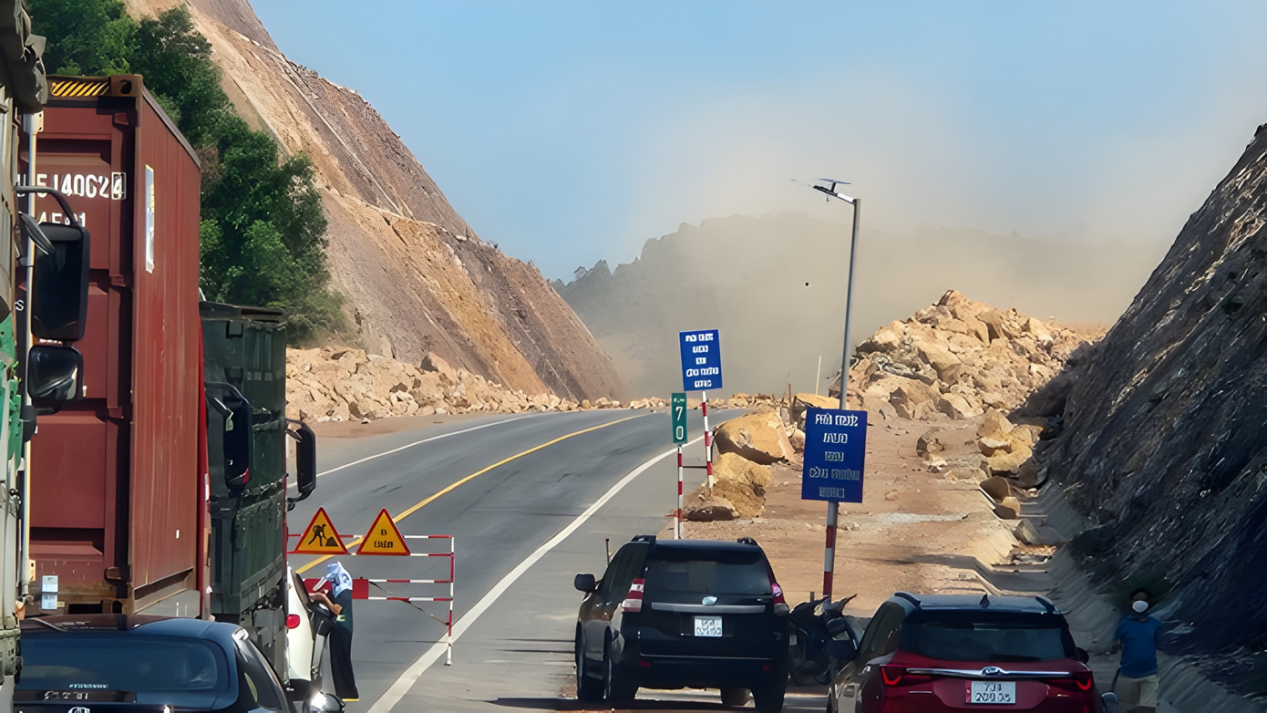 Tại công trình dự án cao tốc này đã xảy ra sạt lở, sụt trượt mái taluy, tiềm ẩn nguy hiểm khi công trình đưa vào sử dụng; đặc biệt tại vị trí Km69+900 thuộc địa phận thị xã Hương Trà, tỉnh TT-Huế.