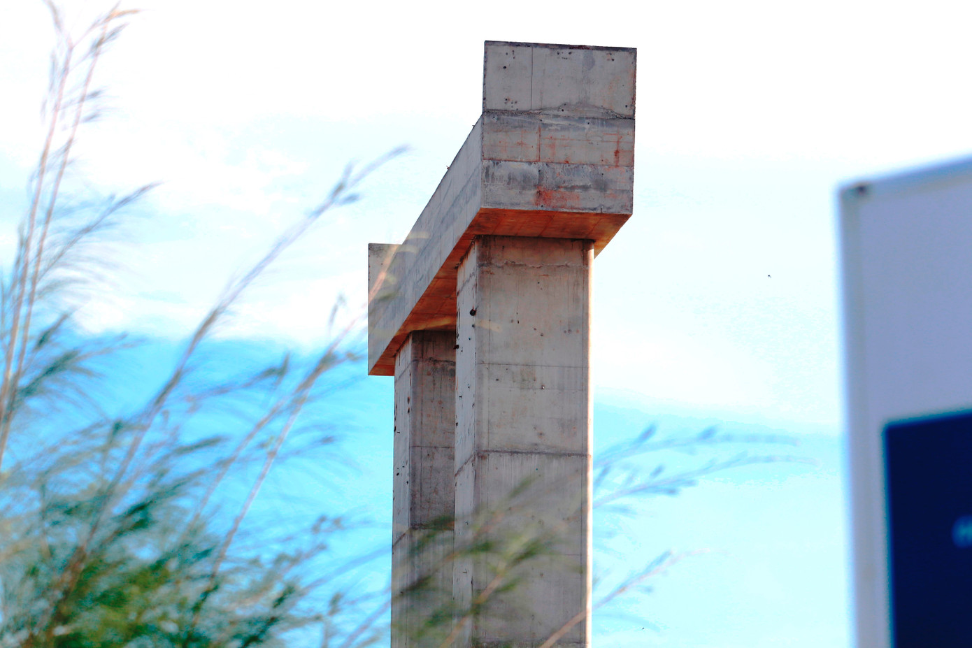 Đến nay, dự án đã nghiệm thu thanh toán cho 3 nhà thầu với số tiền trên 725 tỷ đồng, giá trị giải ngân đạt 961,7 tỷ đồng. Mặc dù vậy, dự án lại đang vướng về công tác giải phóng mặt bằng (chủ yếu ở phần đường dẫn lên cầu), với hàng trăm hộ dân, mồ mả chưa di dời.