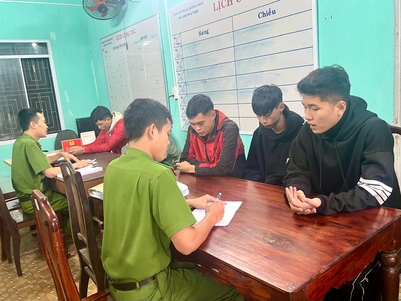 Công an lấy lời khai các đối tượng đua xe trái phép. (Ảnh: CACC)