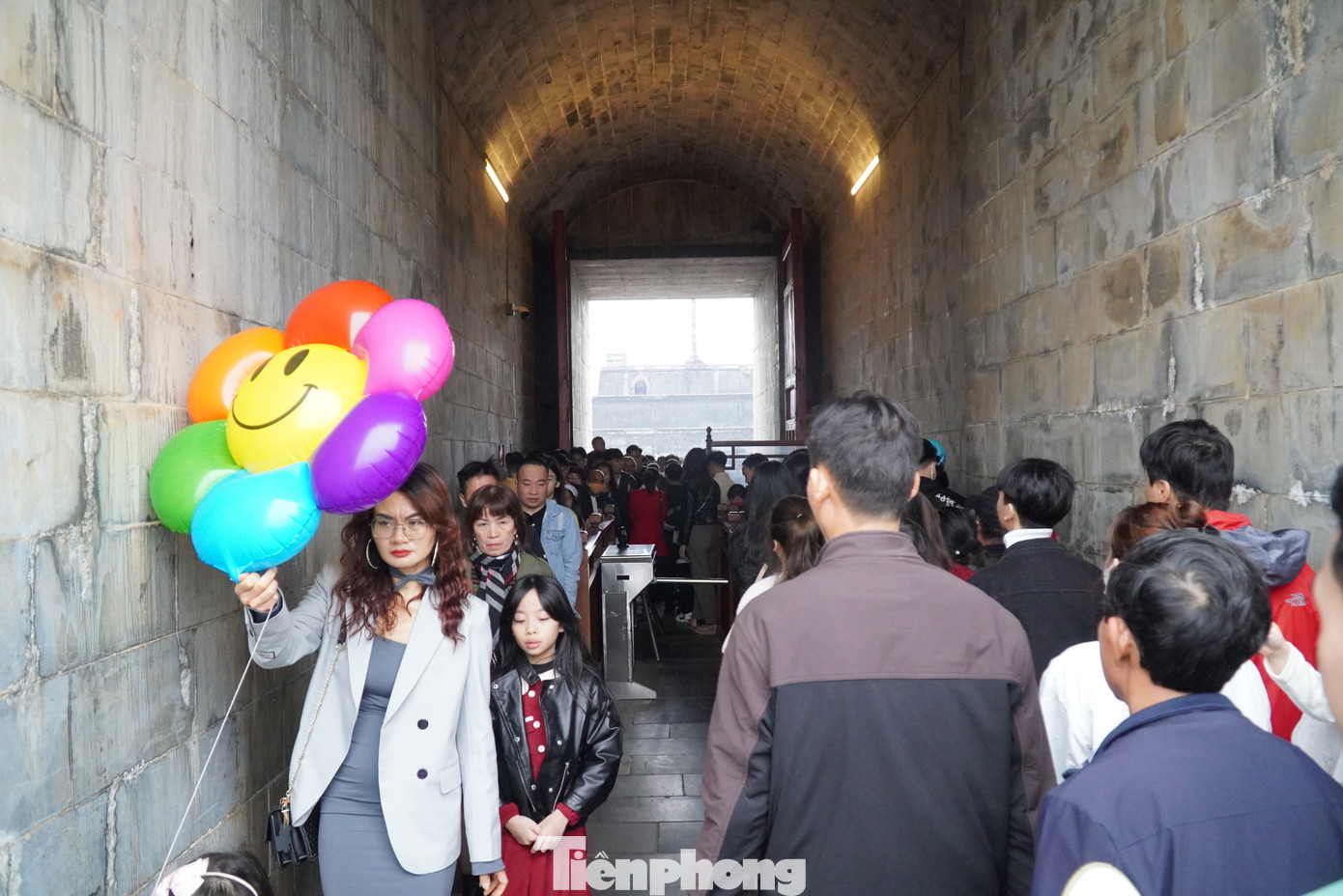 Lối vào Ngọ môn nêm kín du khách.