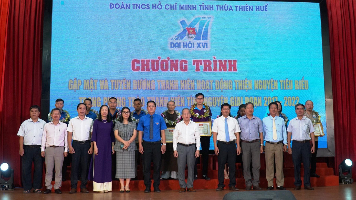 Tuyên dương 10 thanh niên hoạt động thiện nguyện tiêu biểu tại TT-Huế. Ảnh: N.V