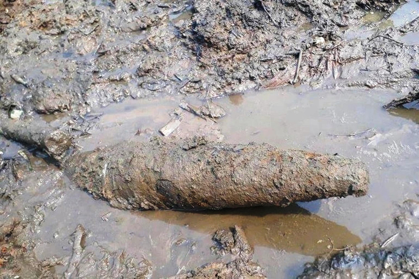 Đạn pháo khủng được phát hiện trong quá trình đào đất xây bờ kè