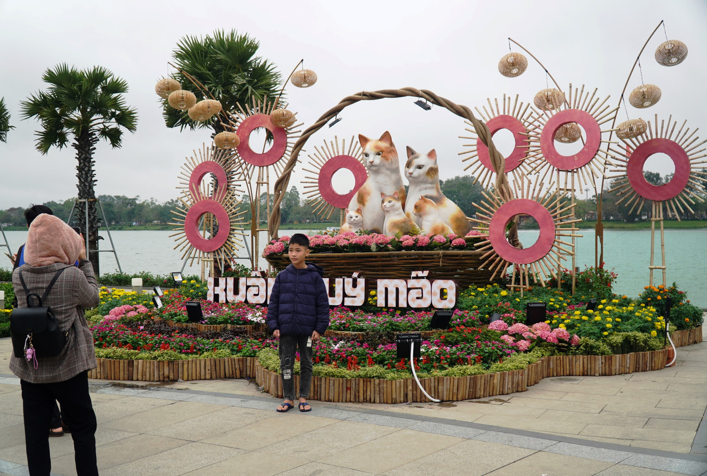 Từ khi cụm hình tượng gia đình mèo xuất hiện tại công viên trước UBND tỉnh TT-Huế, nhiều người dân và du khách đã chọn nơi đây làm điểm check-in, chụp ảnh lưu niệm bất kể ngày nắng hay mưa rét. Từ khi cụm hình tượng gia đình mèo xuất hiện tại công viên trước UBND tỉnh TT-Huế, nhiều người dân và du khách đã chọn nơi đây làm điểm check-in, chụp ảnh lưu niệm bất kể ngày nắng hay mưa rét.