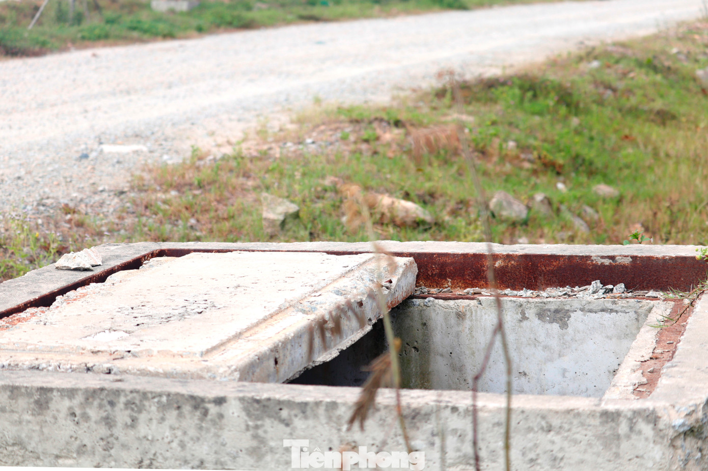 Dọc tuyến, các hạng mục như dải phân cách, hệ thống thoát nước vẫn dang dở; nhiều hố sâu không được che chắn, một số hố ga không có nắp đậy, tiềm ẩn nguy cơ mất an toàn giao thông, tai nạn thương tích.