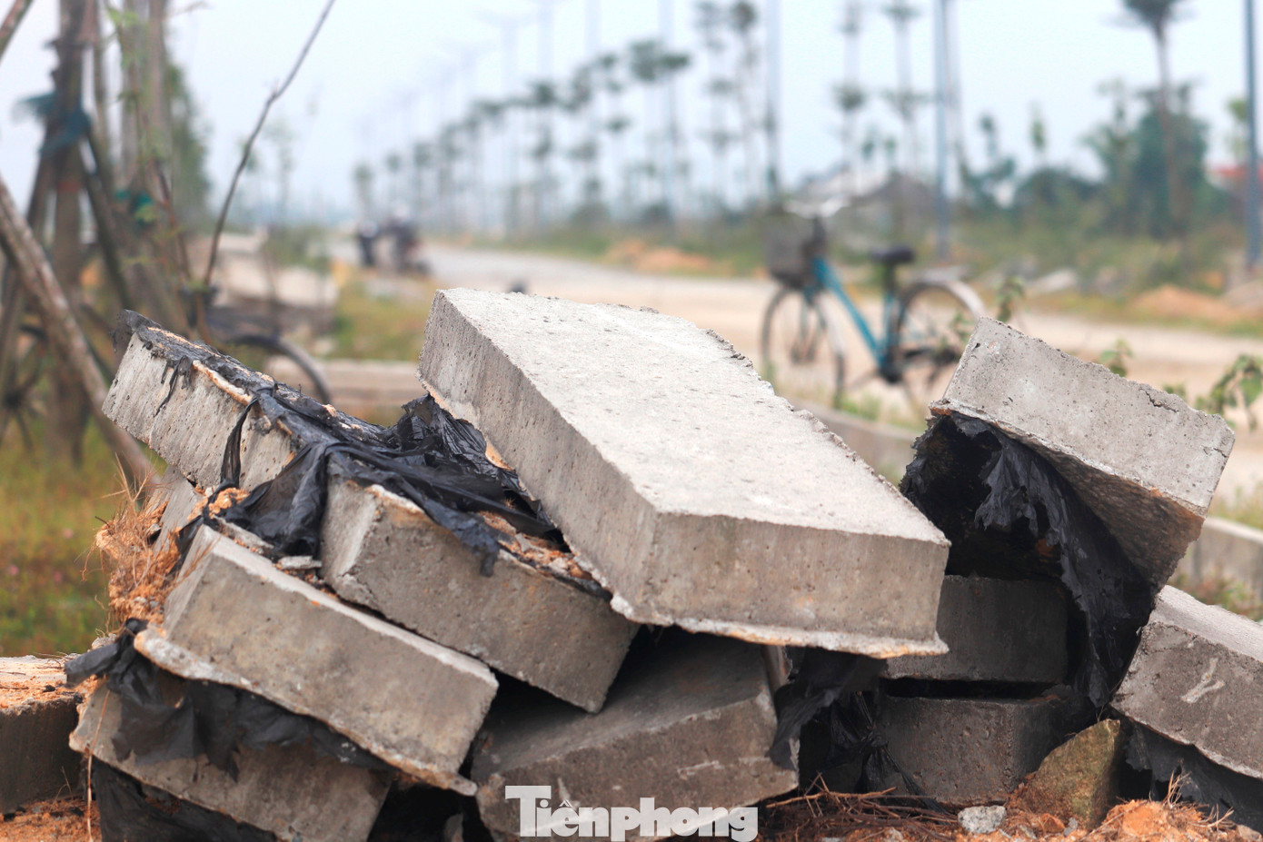 Dọc tuyến, các hạng mục như dải phân cách, hệ thống thoát nước vẫn dang dở; nhiều hố sâu không được che chắn, một số hố ga không có nắp đậy, tiềm ẩn nguy cơ mất an toàn giao thông, tai nạn thương tích.