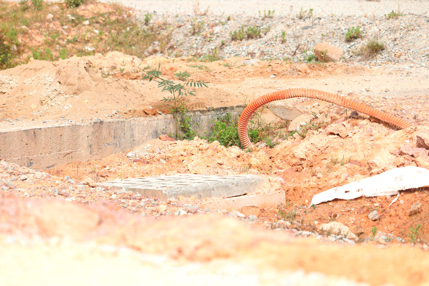 Dọc tuyến, các hạng mục như dải phân cách, hệ thống thoát nước vẫn dang dở; nhiều hố sâu không được che chắn, một số hố ga không có nắp đậy, tiềm ẩn nguy cơ mất an toàn giao thông, tai nạn thương tích.