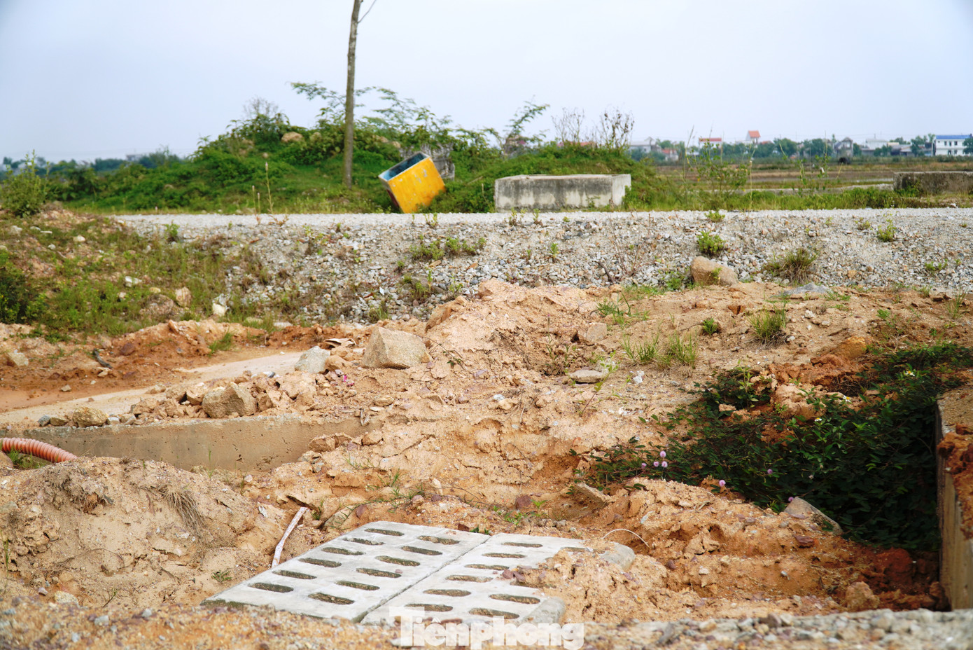 Dọc tuyến, các hạng mục như dải phân cách, hệ thống thoát nước vẫn dang dở; nhiều hố sâu không được che chắn, một số hố ga không có nắp đậy, tiềm ẩn nguy cơ mất an toàn giao thông, tai nạn thương tích.