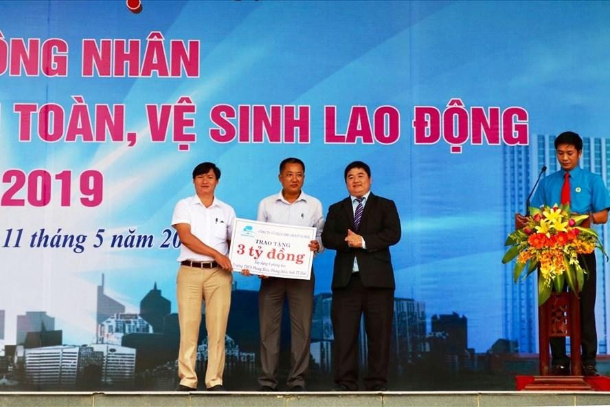 Đại diện Công CP BMS Group Global từng trao biển tượng trưng hỗ trợ xây phòng học 3 tỷ tại Trường THCS Phong Hiền