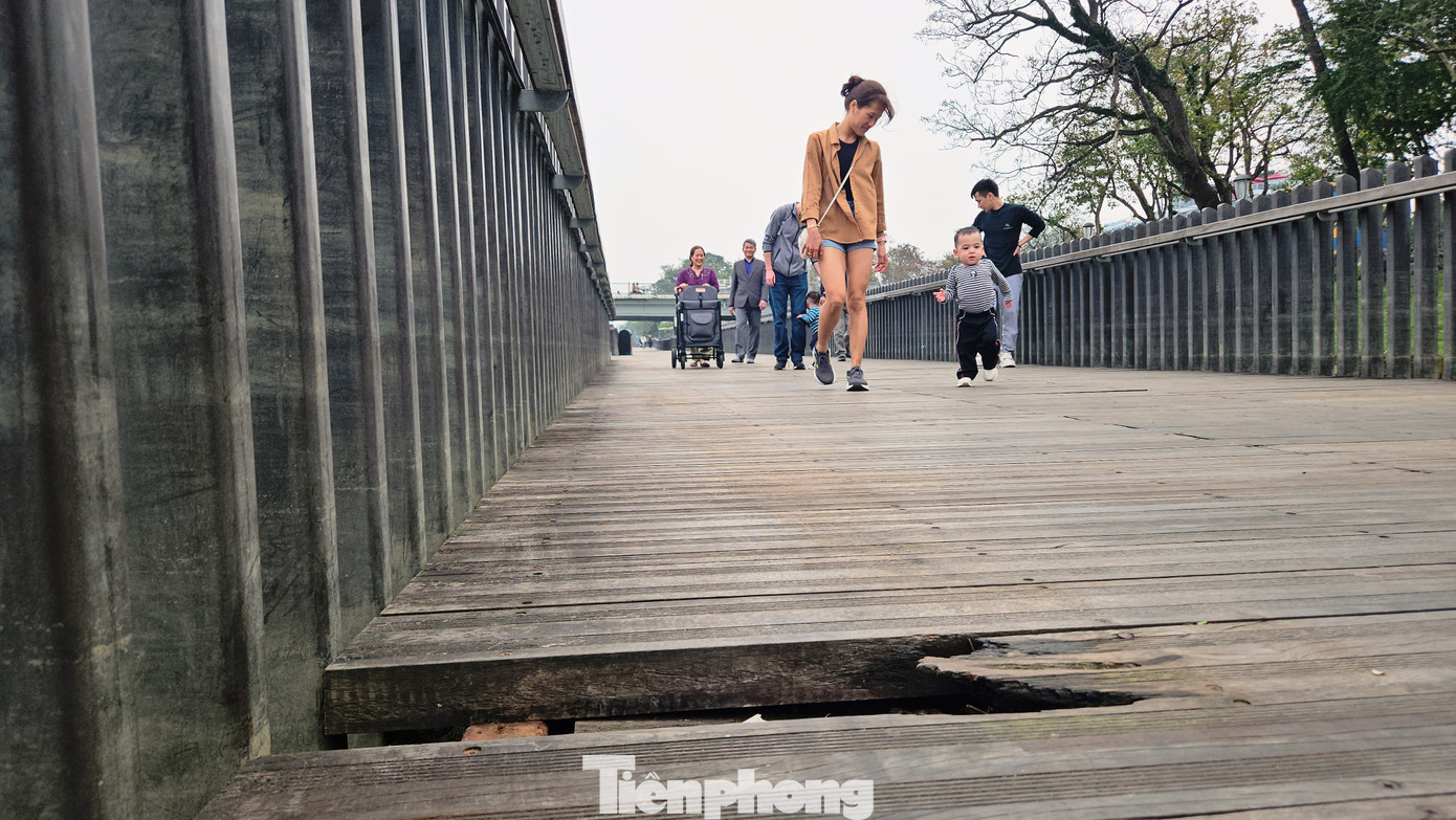 Thực trạng này không chỉ ảnh hưởng đến thẩm mỹ công trình phục vụ du lịch, mà còn tiềm ẩn nguy cơ mất an toàn cho người dạo bộ, ngắm cảnh.